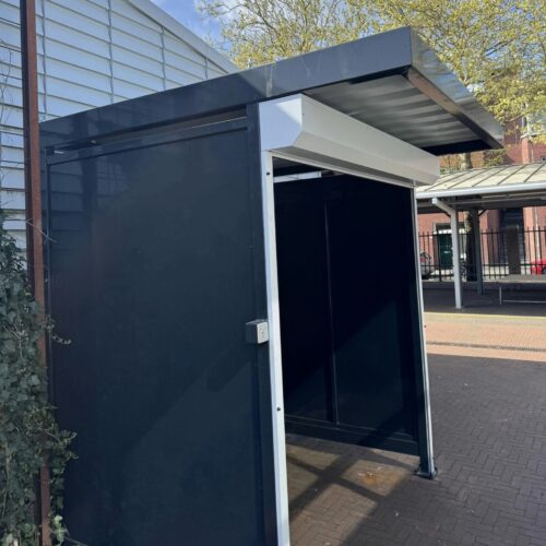 Aflsuitbare overkapping voor automaten en statiegeldmachines 23 Afsluitbare overkapping voor blokjesautomaat met rolluik geplaatst op de Haagse Markt in Den Haag